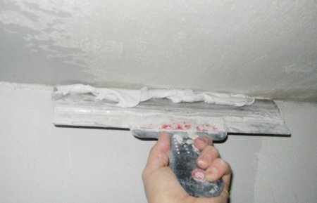 Как правильно шпатлевать потолок своими руками?